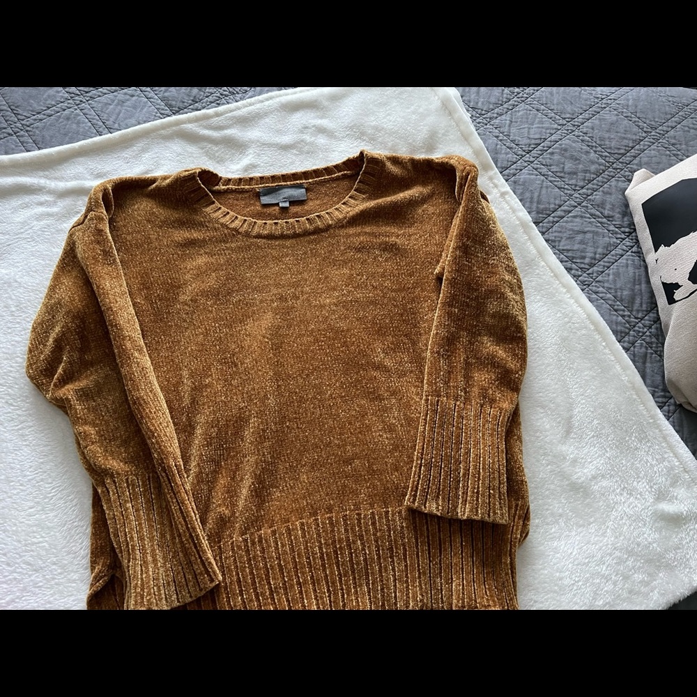 Super soft chenille sweater. Color gold like - mustard. Fits oversized.